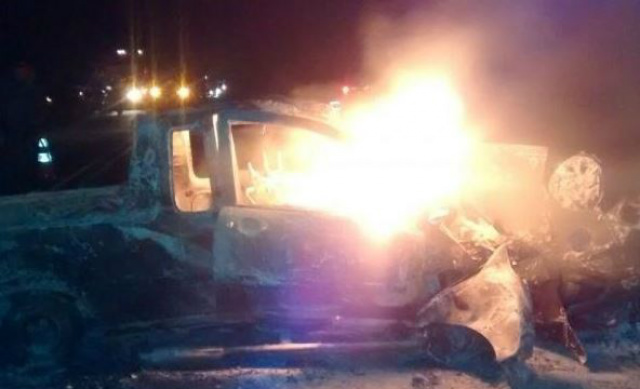 Um dos veículos envolvidos no acidente, o Fiat Strada, ainda em chamas após a colisão (Foto: Rodrigo Rodrigues/Nova Alvorada News)