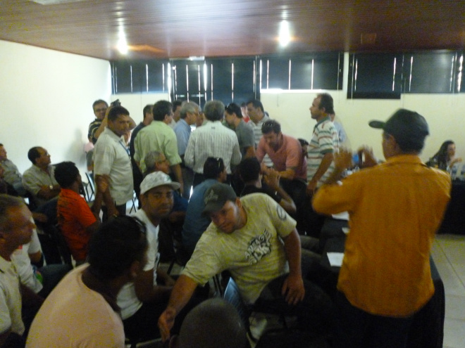 Comissão de trabalhadores e representantes durante intervalo da negociação 
Foto:Cristiane Vieira 
