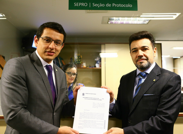 Os deputados federais Elizeu Dionizio (PSDB/MS) e o Pastor Marco Feliciano (PSC/SP) segurando o Requerimento 22/2016 (Foto: Assessoria)