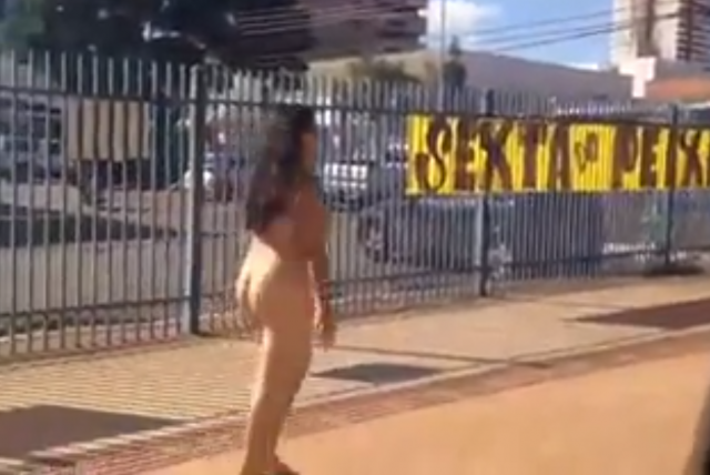 Mulheres tiram a roupa em Três Lagoas e em Campo Grande uma anda pelada pelas ruas Mulher andou na calçada da rua Maracajú completamente nua chamando a atenção das pessoas (Foto: Reprodução Facebook)