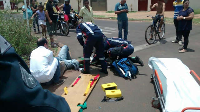 Na contra mão, idoso atropela motociclista no Santos Dumont Com ajuda de médico de uma clínica próxima, os socorristas do SAMU atendem a vítima ainda no local do acidente e depois a encaminham ao hospital municipal (Foto: Celso Daniel/Perfil News)