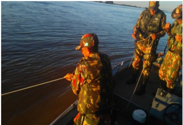 PMA autua quatro por pesca ilegal e apreende redes de pesca e espinhéis Os pescadores iniciavam a pescaria e não tinham capturado nenhum peixe ainda. (Foto: Assessoria)