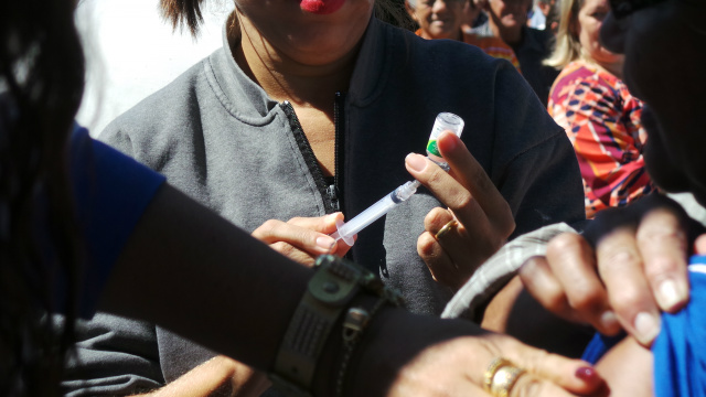 “Dia D” de vacinação contra a gripe irá até as 17h em Três Lagoas Com doses únicas, as pessoas consideradas do grupo de risco recebiam a vacina. (Foto: Patrícia Miranda)