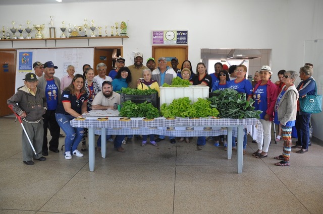 Agronegócio realiza doação de verduras aos idosos do Centro de Convivência “Tia Nega” Foto: Divulgação