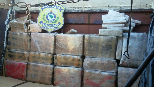 O policiais rodoviários federais encontraram a droga em um fundo falso da carreta. (Foto: Assessoria) 