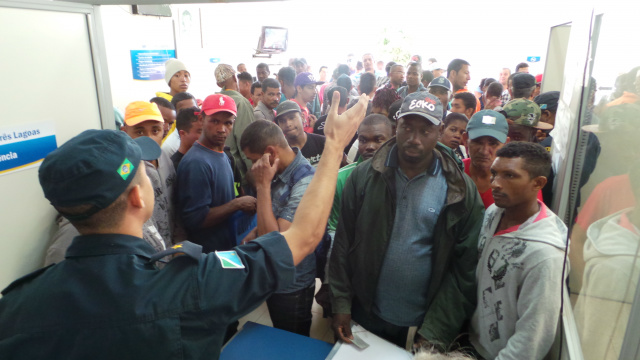 Em busca de empregos trabalhadores causam tumulto na porta do Ciat, PM é acionada De acordo com a gerente do CIAT, Fátima Montanha, cerca de 400 trabalhadores estiveram hoje no órgão em busca de vagas de trabalho (Foto: Ricardo Ojeda)