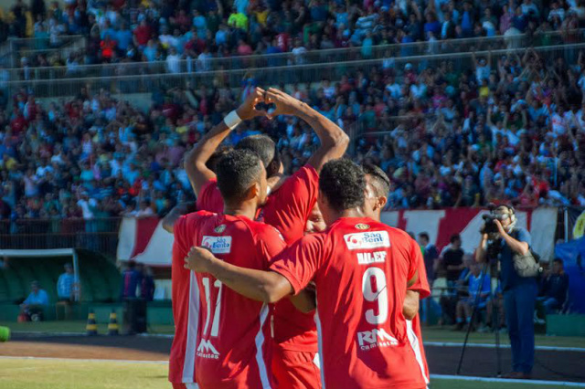 Um empate garante o título do Sete de Dourados no segundo jogo da final do Sul-mato-grossense Jogadores do comercial comemoram o gol de Peu, na final do Estadual. (Foto: Gazeta MS)