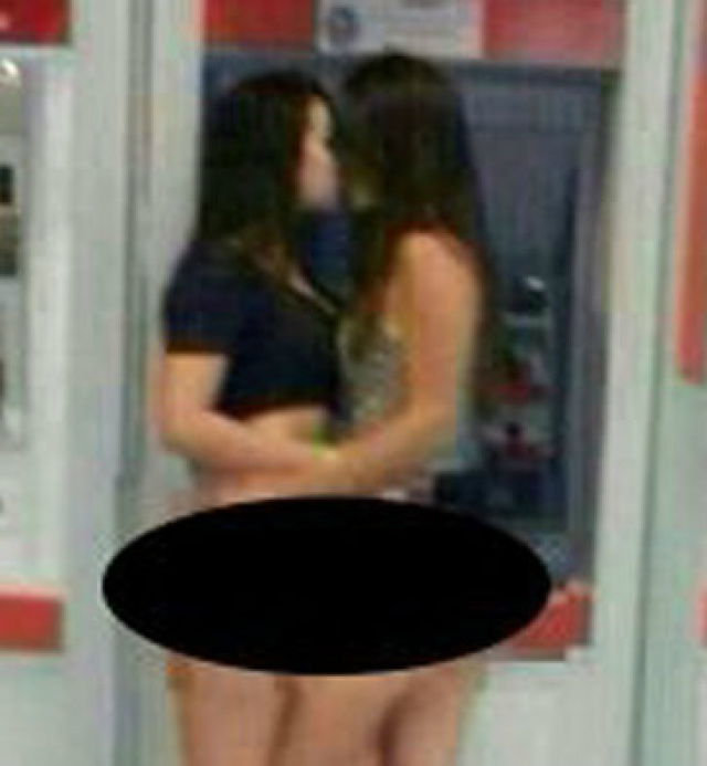 Mulheres tiram a roupa em Três Lagoas e em Campo Grande uma anda pelada pelas ruas Dentro de um terminal eletrônico de uma agência bancária, duas garotas desinibidas trocam selinho sem as partes de baixo (Foto: Reprodução)
