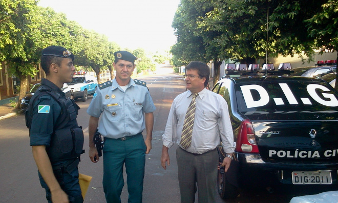 Operação está sendo deflagrada em conjunto com a PM e a Polícia Civil; comandante do Batalhão da Polícia Militar, Wilson Sergio Monari, e o delegado regional Vitor Lopes também acompanham os trabalhos dos agentes policiais (Fotos: Ricardo Ojeda) 