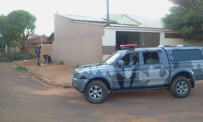 Policiais da Rotai procuram drogas que foram jogadas na fossa da residëncia (Fotos: Ricardo Ojeda)