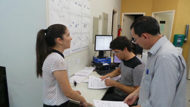 A Juíza do Trabalho Daniela Peruca juntamente com servidores do TRT local estenderam a jornada de trabalho até as 20 horas para atender a demanda dos trabalhadores (Foto: Ricardo Ojeda)