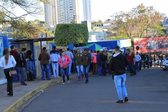 Banca divulga gabarito preliminar das provas para soldado e oficial da PM Movimentação dos candidatos em frente à Uniderp, um dos locais de provas em Campo Grande (Foto: Marina Pacheco)