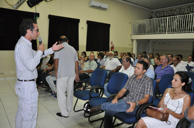 Matheus Arantes, secretário de Meio Ambiente prestando orientação
Foto: Assessoria de Comunicação