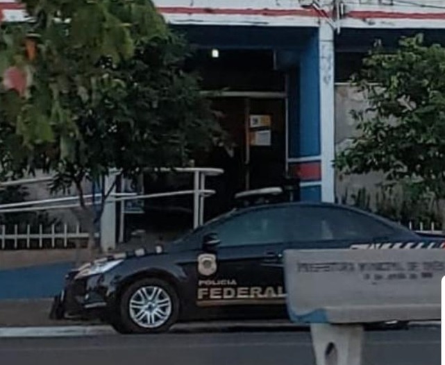 Polícia Federal e CGU deflagram Operação para combater fraudes em licitações na Prefeitura de Três Lagoas Viatura da PF em frente à Prefeitura de Três Lagoas na manhã de hoje. Foto recebida pelo Whatsapp