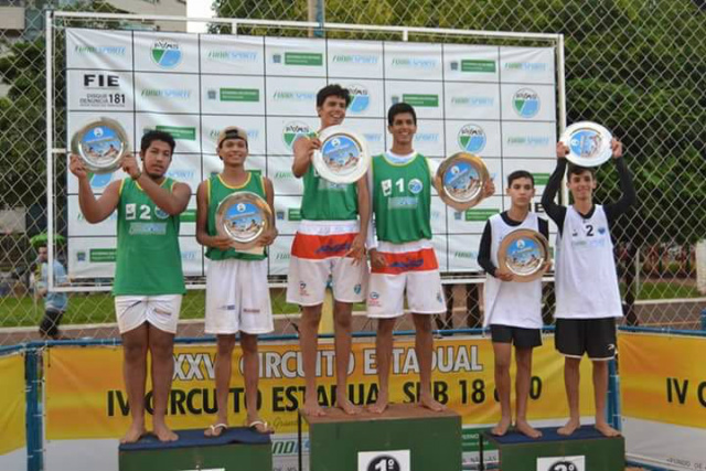 A dupla Maycon e Felipe (de branco à direita) conquistou o terceiro lugar na categoria sub 19 (Foto: Assessoria) 