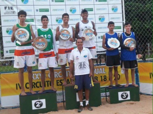 A dupla Rafael e Maycon (de azul à direita) também conquistou o terceiro lugar na categoria sub 21 (Foto: Assessoria)