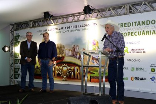 Angelo Guerreiro é parabenizado pelo presidente do Sindicato Rural em abertura da 42ª Expotrês