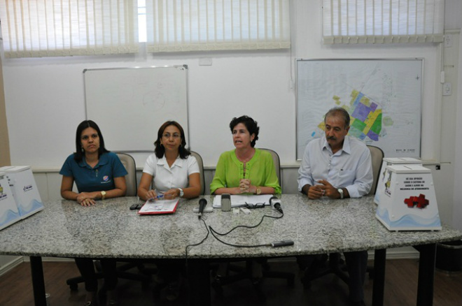 Prefeita e autoridades em coletiva de imprensa
Foto: Assessoria de Comunicação