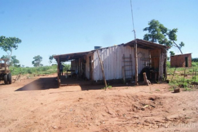 Casa onde Fabinho foi morto tendo como suspeitos ps próprios irmãos (Foto: Jornal da Nova)