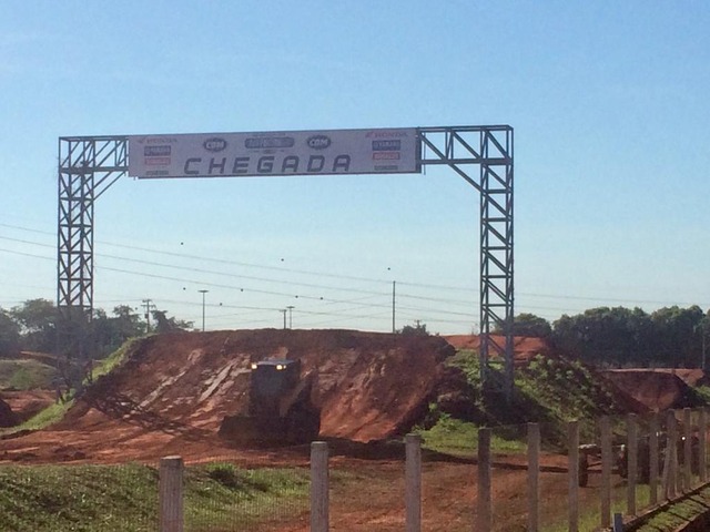 A bordo da "quadrilância", médico oficial dos pilotos de motocross já colocou mais de 15 ombros no lugar Pista está sendo finalizada. Saltos dos pilotos chegam a sete metros de altura. Foto: Gisele Berto