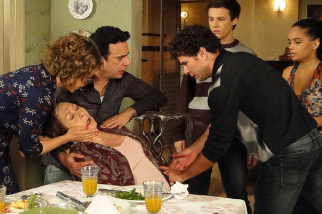 Gemma desmaia ao saber da morte de Totó
Foto: Divulgação