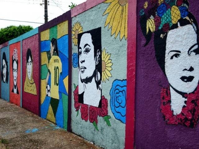 Em escola estadual, fachada agora exibe mulheres fortes, desenhadas por alunas As pinturas foram realizadas no muro da frente da escola (Foto: Sabrina Hanzen)
