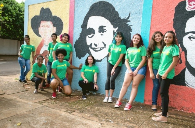 Em escola estadual, fachada agora exibe mulheres fortes, desenhadas por alunas As alunas tiveram a ideia de homenagear as mulheres na escola (Foto: Sabrina Hanzen)