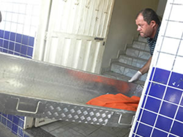Corpo carbonizado é retirado de pizzaria de Cuiabá
(Foto: Tita Mara/G1)