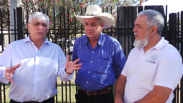 O promotor de Justiça Edval Goulart Quirino esteve em Três Lagoas nesta terça-feira para entregar ofício ao prefeito Angelo Guerreiro notificando pata apresentar uma conta específica para ser depositada o dinheiro da indenização (Foto: Márcia Hellen)   