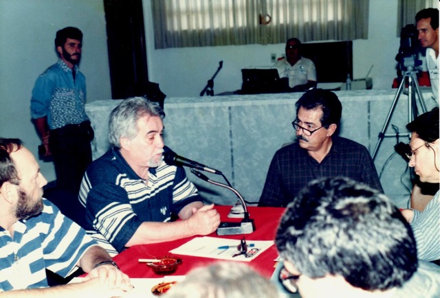 No início das negociações com o Cesp, o então prefeito de Bataguassu e presidente da Unipar, Antonio Machado de Souza (camisa azul) se reuniu várias vezes com o diretor de Meio Ambiente da Cesp, Daniel Salati para tratar os impactos ambientais (Foto: Ricardo Ojeda/Arquivo)