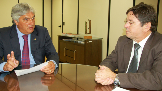O senador Delcídio do Amaral(PT/MS) eM reunião com o presidente da Funasa, Gilson Queiroz, em Brasília
Foto: Assessora de Impresa