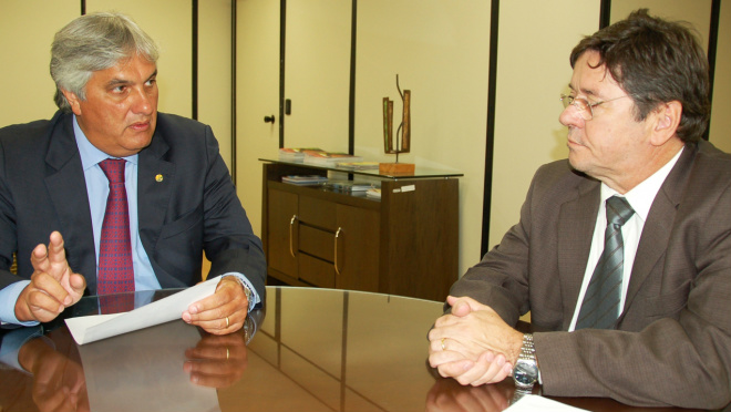 Delcídio discute com Funasa investimentos em MS O senador Delcídio do Amaral(PT/MS) eM reunião com o presidente da Funasa, Gilson Queiroz, em Brasília
Foto: Assessora de Impresa