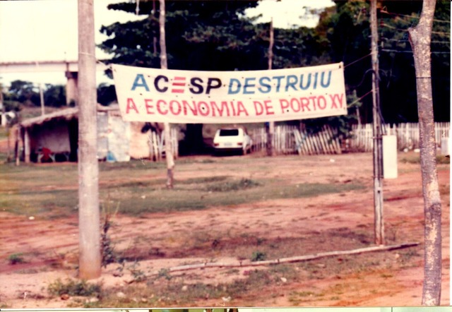 Indenizações da Cesp aos municípios serão depositadas em até 20 dias, diz promotor O distrito de Porto XV de Novembro foi o mais afetado pela formação da bacia de inundação. Na época os moradores do local afixaram placas protestando contra a empresa paulista (Foto: Ricardo Ojeda/Arquivo)