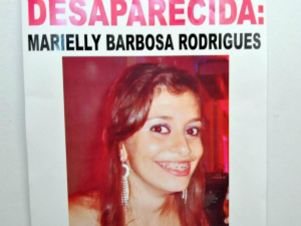 Família fez cartazes sobre o desaparecimento de
Marielly (Foto: Fernando da Mata/G1 MS)