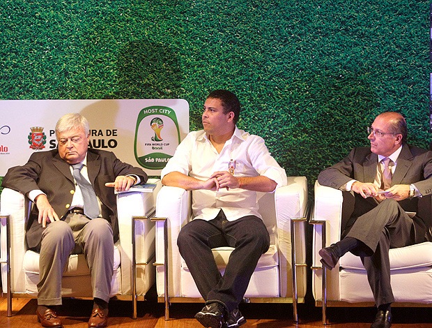 Ronaldo, no centro, ao lado de Ricardo Teixeira e Geraldo Alckmin no Museu do Futebol em São Paulo (Foto: Agência Estado)