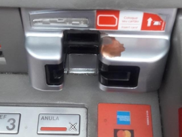 Ao tentar sacar dinheiro, mulher toma choque em caixa eletrônico e desmaia Local indicado para colocar os cartões estava descascado. (Foto: Direto das Ruas)