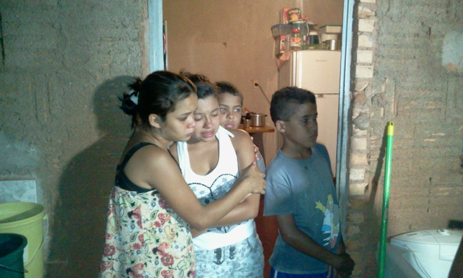 Filhos de Edimar Felisbino da Silva, uma das vítimas fatais
(Foto: Ricardo Ojeda)