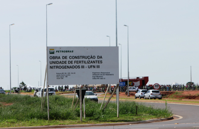 Entrada do canteiro de obras da fábrica de fertilizantes nitrogenados da Petrobras, administrado pelo Consórcio UFN3 (Foto: Ricardo Ojeda)