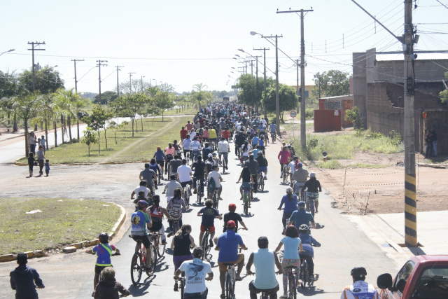 Passeio organizado pela Associação Cultural Sertaneja reuniu ciclistas de Três Lagoas e região Às 9 horas foi dada a largada e os ciclistas pedalaram pelas Avenidas Rosário Congro e Filinto Mulher em direção ao Balneário Municipal Miguel Jorge Tabox. (Foto: Assessoria)