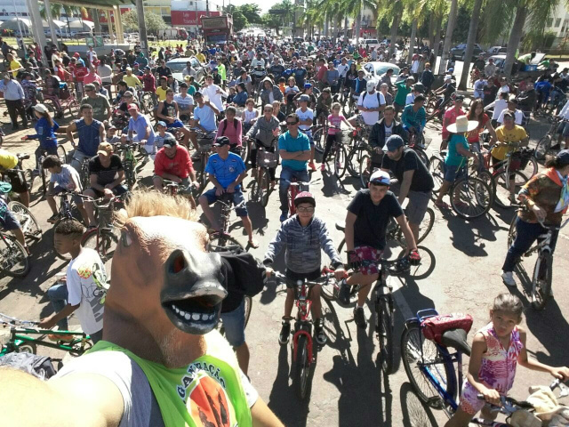 Passeio organizado pela Associação Cultural Sertaneja reuniu ciclistas de Três Lagoas e região A concentração foi na Praça Ramez Tebet, em Três Lagoas. (Foto: Assessoria)