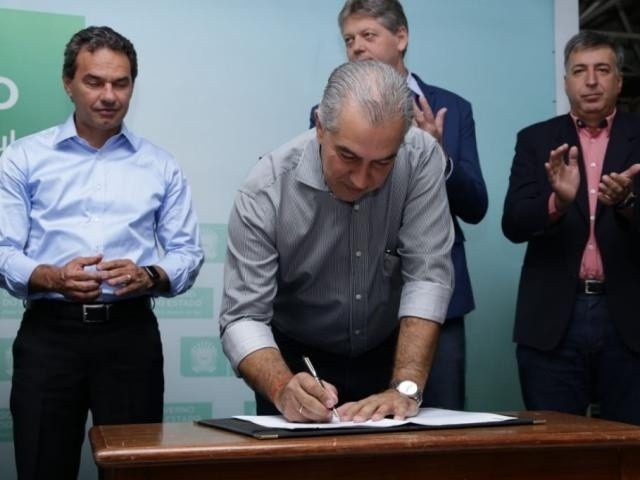 Governo reduz em 12% ICMS para incentivar compra de carros elétricos O governador Reinaldo Azambuja (PSDB) assinou o decreto publicado nesta quarta-feira (Foto: Arquivo/ Kísie Ainoã)