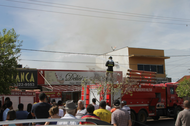 Corpo de Bombeiros atende uma ocorrência onde um comércio foi quase que totalmente consumido por incêndio, em Três Lagoas (Foto: Ricardo Ojeda/Arquivo)