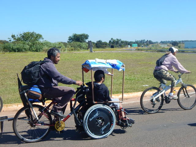 Passeio organizado pela Associação Cultural Sertaneja reuniu ciclistas de Três Lagoas e região Luis Rodrigues dos Santos adaptou bicicleta para filho portador de necessidade especial. (Foto: Assessoria)