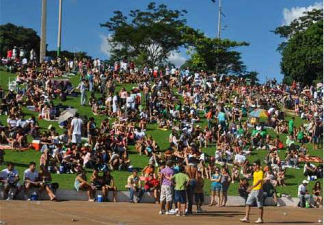 Pessoas tomando tereré em Campo Grande
Foto: Midia Max