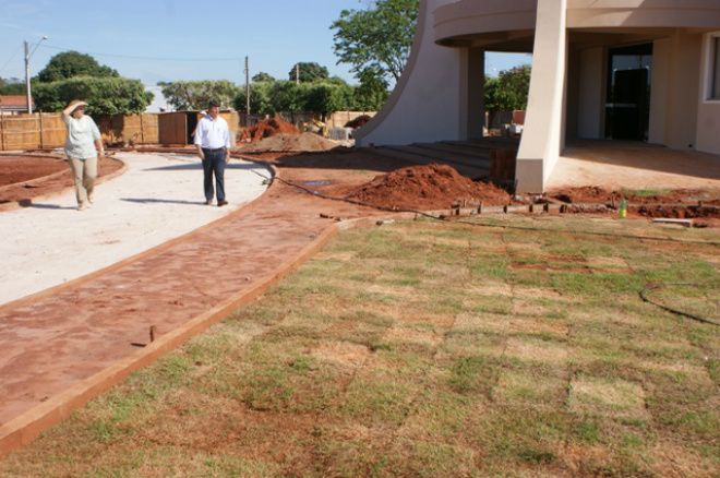 Prefeito visitou as obras de reformulação da Praça da Igreja Matriz 
Foto: Assessoria