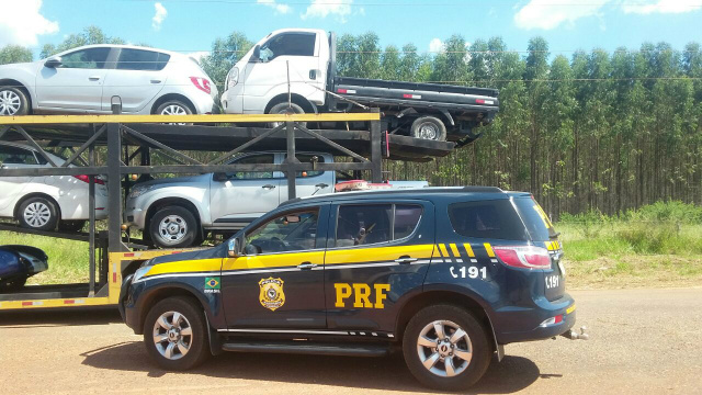 Caminhonete que era transportada por caminhão cegonha é recuperada em Três Lagoas O veículo teria sido transportado na cidade paulista de São Bernado do Campo. (Foto: PRF)