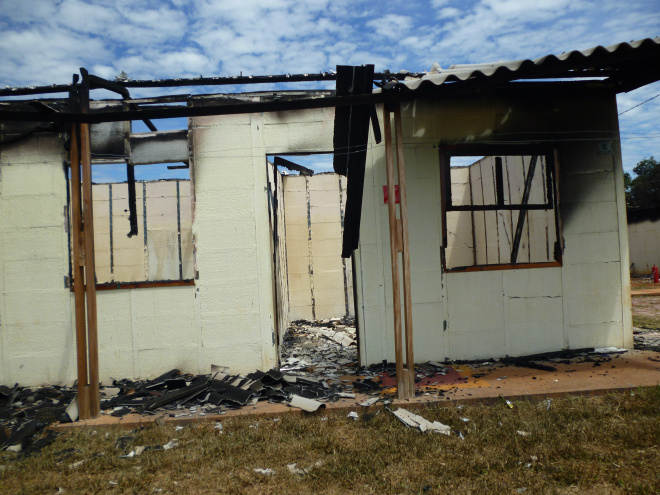 Veja o vídeo de como ficou o alojamento de 800 operários depois do incêndio Uma grande parte do alojamento ficou destuída e centenas de trabalhadores desalojados
Foto: Cristiane Vieira