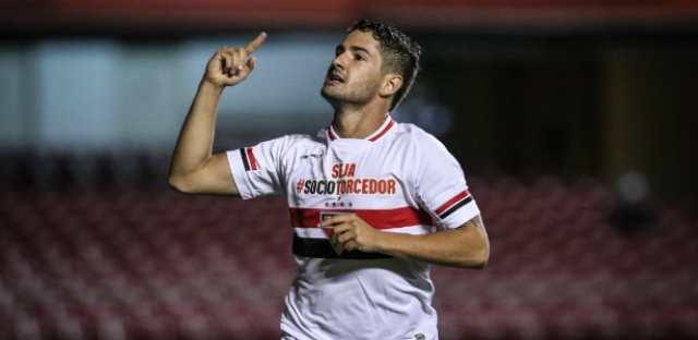 Pato é goleador do São Paulo no ano, mas está na reserva e pensa em volta à Europa. (Foto: UOL)