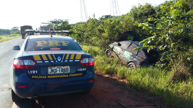 O veículo que estavam o pastor Marcos Rogério e mais três ocupantes sendo retirado pelo guinho na manhã de ontem, domingo, 20 (Foto: Divulgação/Perfil News) 