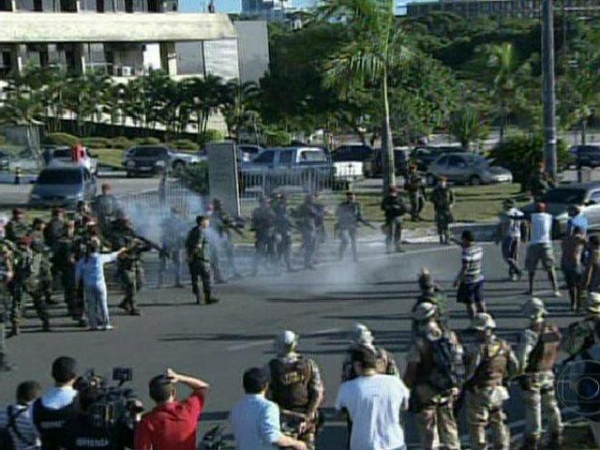 Confronto entre manifestantes e homens do Exército na manhã desta segunda-feira (6) 
Foto: Reprodução/TV Globo